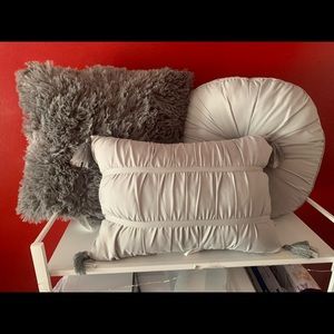 Gray Throw Pillows ☁️